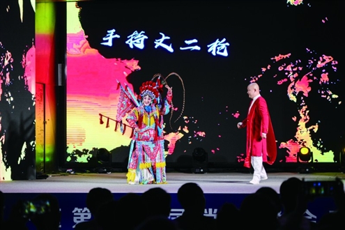 ▲戏曲《回马枪》激昂的旋律瞬间点燃了夏夜的激情